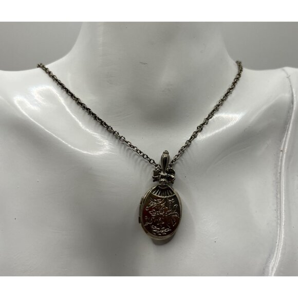 Antique "1928" Floral Engraved Locket Pendant Necklace Silver-Tone Chain - Picture 7 of 9